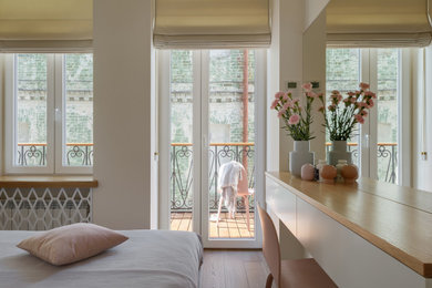 На фото: хозяйская спальня среднего размера в современном стиле с белыми стенами и паркетным полом среднего тона с