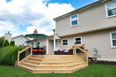 Inspiration for a mid-sized modern backyard deck remodel in Columbus with no cover