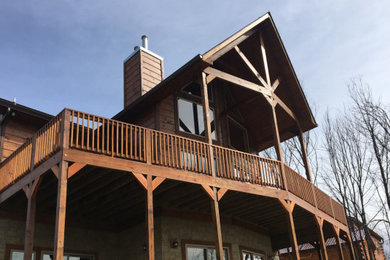 Imagen de fachada de casa rural de tamaño medio de dos plantas con revestimiento de madera, tejado a dos aguas, tejado de teja de madera y panel y listón