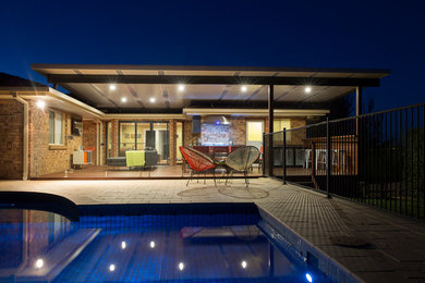 This is an example of a modern deck in Canberra - Queanbeyan.