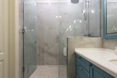 На фото: ванная комната с душевой комнатой и душем с распашными дверями
