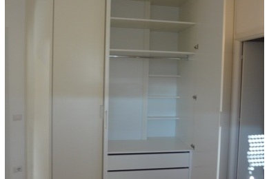 This is an example of a modern storage and wardrobe in Rome.