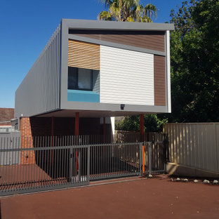 Inspiration för små moderna hus, med två våningar, metallfasad och tak i metall