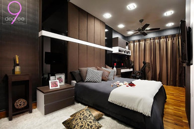 シンガポールにある広いモダンスタイルのおしゃれな主寝室 (茶色い壁、淡色無垢フローリング、暖炉なし)