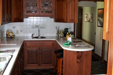 Kitchen - mid-sized kitchen idea in Columbus