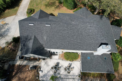 Imagen de fachada de casa negra de tamaño medio de dos plantas con tejado a dos aguas y tejado de teja de madera