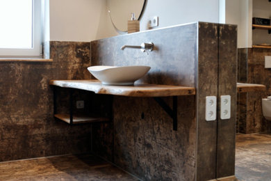 Modernes Badezimmer mit Aufsatzwaschbecken, Waschtisch aus Holz und Einzelwaschbecken in Frankfurt am Main