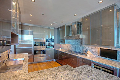 Minimalist kitchen photo in Chicago