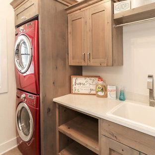 Idee per una sala lavanderia country di medie dimensioni con lavello da incasso, ante in stile shaker, ante con finitura invecchiata, top in quarzo composito, pareti bianche, pavimento con piastrelle in ceramica, lavatrice e asciugatrice a colonna, pavimento grigio e top bianco