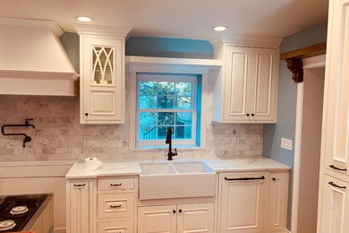 Example of a farmhouse kitchen design in Salt Lake City