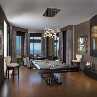 Foto di un soggiorno mediterraneo chiuso con pavimento marrone, sala giochi e pareti marroni