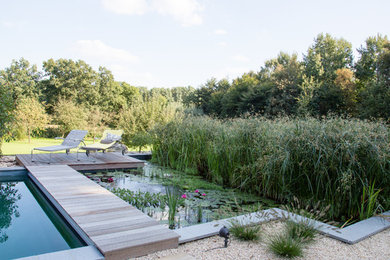 Klassischer Gartenteich mit Dielen in Sonstige