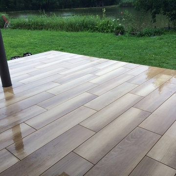 Terrassenplatten aus Feinsteinzeug im Holzdesign-Style