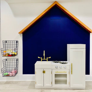 Esempio di una cameretta per bambini da 4 a 10 anni chic di medie dimensioni con pareti bianche, pavimento in laminato, pavimento grigio, soffitto a cassettoni e pareti in legno