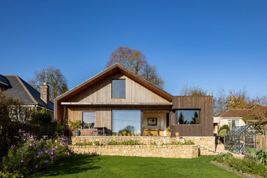 Diseño de fachada de casa marrón y marrón minimalista de dos plantas con revestimiento de madera, tejado de teja de madera, teja y tejado a dos aguas