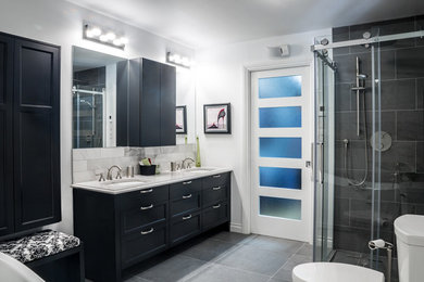 Example of a mid-sized trendy master gray tile and porcelain tile porcelain tile and gray floor bathroom design in Montreal with shaker cabinets, gray cabinets, a two-piece toilet, white walls, an undermount sink and quartz countertops