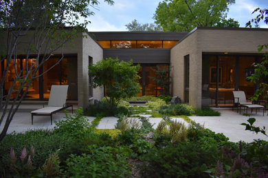 Inspiration for a modern landscaping in Chicago.