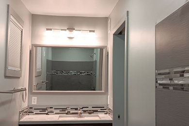 Example of a minimalist bathroom design in Portland