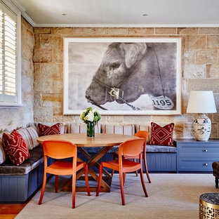 セントラルコーストのサンタフェスタイルのLDKの画像 (ベージュの壁、無垢フローリング)