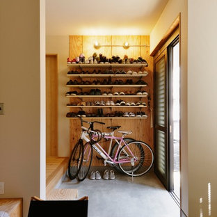 引き戸インダストリアルスタイルのおしゃれな玄関 (コンクリートの床、グレーの床) の写真