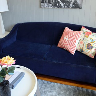 Ispirazione per un piccolo soggiorno boho chic chiuso con sala formale, pareti grigie, pavimento in legno massello medio, nessun camino e TV autoportante