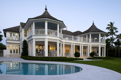 Esempio della villa bianca stile marinaro a due piani