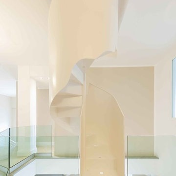 Escalier suspendu en acier laqué et garde-corps en verre extra clair