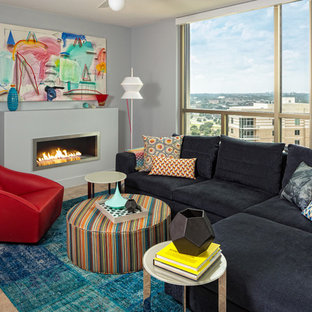 Bild på ett litet funkis allrum med öppen planlösning, med grå väggar, en bred öppen spis, linoleumgolv och en spiselkrans i metall