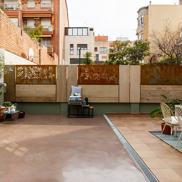 Patio con celosía perforada y pavimento en microcemento