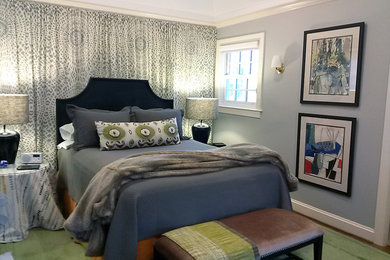 Imagen de dormitorio principal bohemio de tamaño medio con paredes grises
