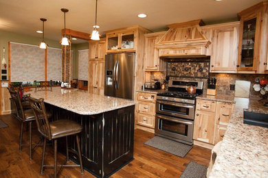 Arts and crafts kitchen photo in Minneapolis