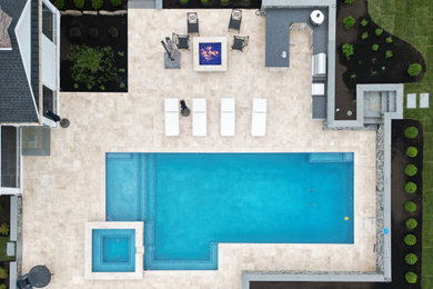 Cette photo montre un grand piscine avec aménagement paysager arrière moderne rectangle.
