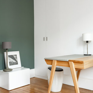 パリの中サイズのモダンスタイルのおしゃれな書斎 (緑の壁、濃色無垢フローリング、暖炉なし、自立型机、茶色い床) の写真