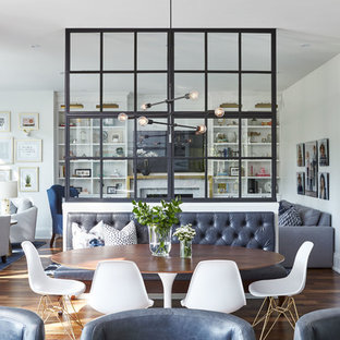 トロントのトランジショナルスタイルのLDKの画像 (茶色い床、白い壁、濃色無垢フローリング)