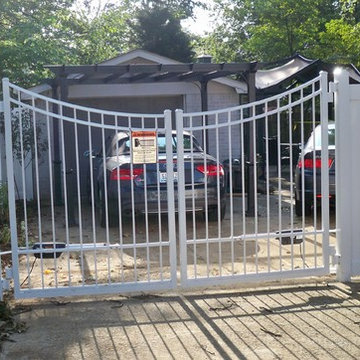 vinyl privacy fencing with scalloped aluminum gate