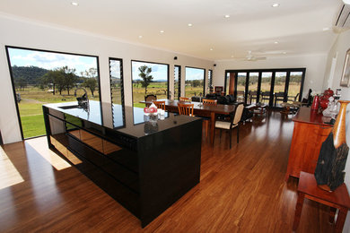 This is an example of a country dining room in Sunshine Coast.