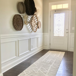 Ispirazione per un ingresso bohémian di medie dimensioni con pareti grigie, parquet scuro, pavimento marrone, una porta a pivot e una porta bianca