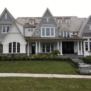 Zweizeilige, Große Klassische Küche ohne Insel mit Vorratsschrank, Schrankfronten im Shaker-Stil, weißen Schränken, Arbeitsplatte aus Holz, Küchenrückwand in Weiß und dunklem Holzboden in Chicago