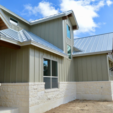 Farmhouse: 3,153 ft²/4 bd/3 bth/2ST