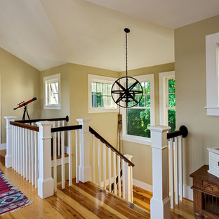 Bild på en mellanstor vintage hall, med beige väggar och mellanmörkt trägolv