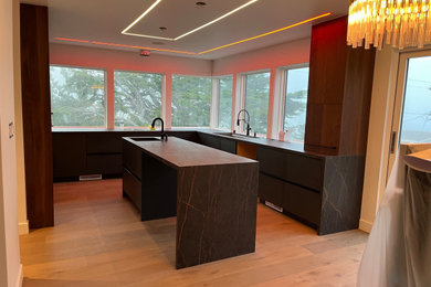 Example of an eclectic kitchen design in San Francisco