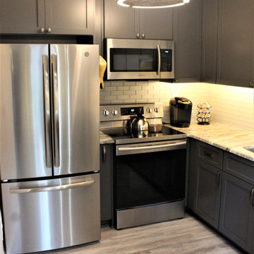 Starmark Kitchen/Main Bath in Maple Bridgeport Peppercorn/Mocha