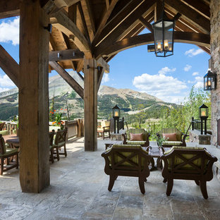 他の地域のラスティックスタイルのおしゃれなテラス・中庭 (ファイヤーピット) の写真