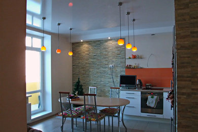 Пример оригинального дизайна: двухуровневая гостиная комната среднего размера в современном стиле с бежевыми стенами, полом из керамогранита и телевизором на стене