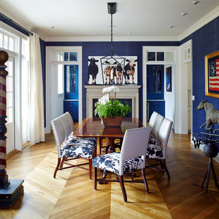 Geschlossenes, Mittelgroßes Klassisches Esszimmer mit blauer Wandfarbe, braunem Holzboden, Kamin, Kaminsims aus Holz und braunem Boden in New York