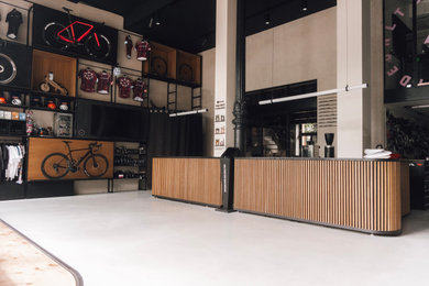 Geräumiges, Repräsentatives Modernes Wohnzimmer im Loft-Stil mit beiger Wandfarbe, Betonboden, TV-Wand und freigelegten Dachbalken in Hamburg
