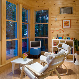 Ispirazione per un piccolo soggiorno contemporaneo chiuso con pareti beige, parquet chiaro e porta TV ad angolo