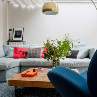 Bild på ett funkis vardagsrum, med ett finrum, vita väggar och blått golv