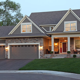 Klassisk inredning av ett grått hus, med vinylfasad, två våningar och sadeltak