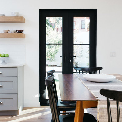 Example of a transitional home design design in Los Angeles